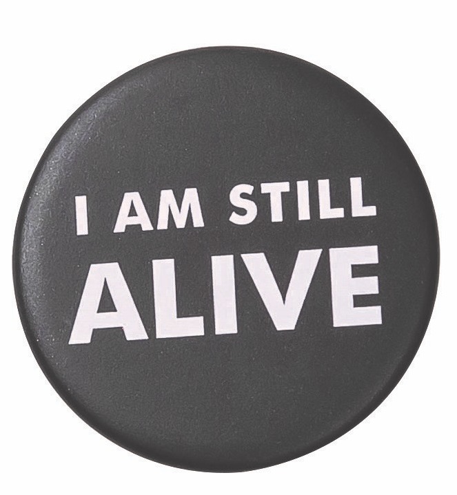 badge noir "I am still alive !"