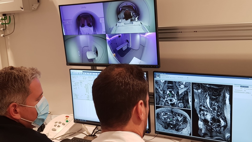 linac - l'équipe surveille le traitement